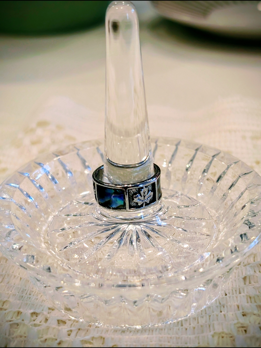 Vintage Canadian Maple Leaf Abalone Shell Band Ring - Size 6